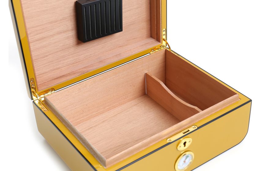 YELLOW LACQUERED HUMIDOR IN CARBON FIBER